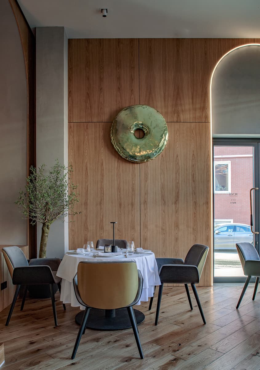 Интерьер премиум-ресторана с торжественной атмосферой – проект бюро Archpoint