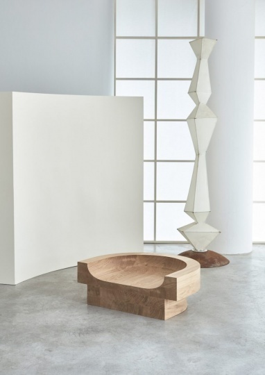 Архитектор Бенни Аллан создал серию деревянной мебели для галереи Béton Brut
