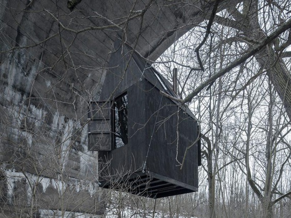 H3T architects построили «летающий» черный дом под мостом в Чехии