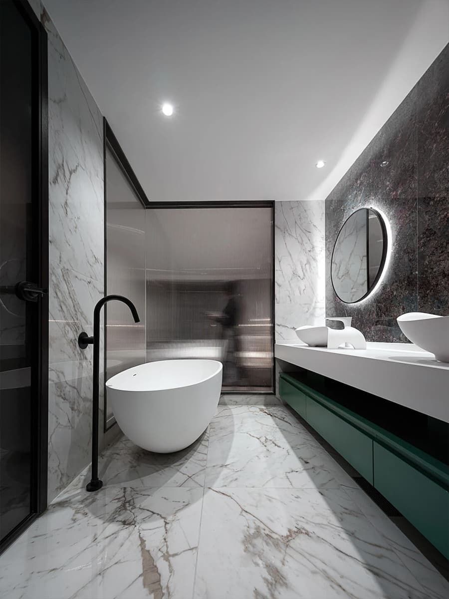 Статусный черно-белый интерьер для молодой пары – проект RUI Design