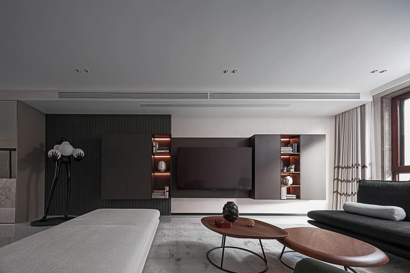 Статусный черно-белый интерьер для молодой пары – проект RUI Design