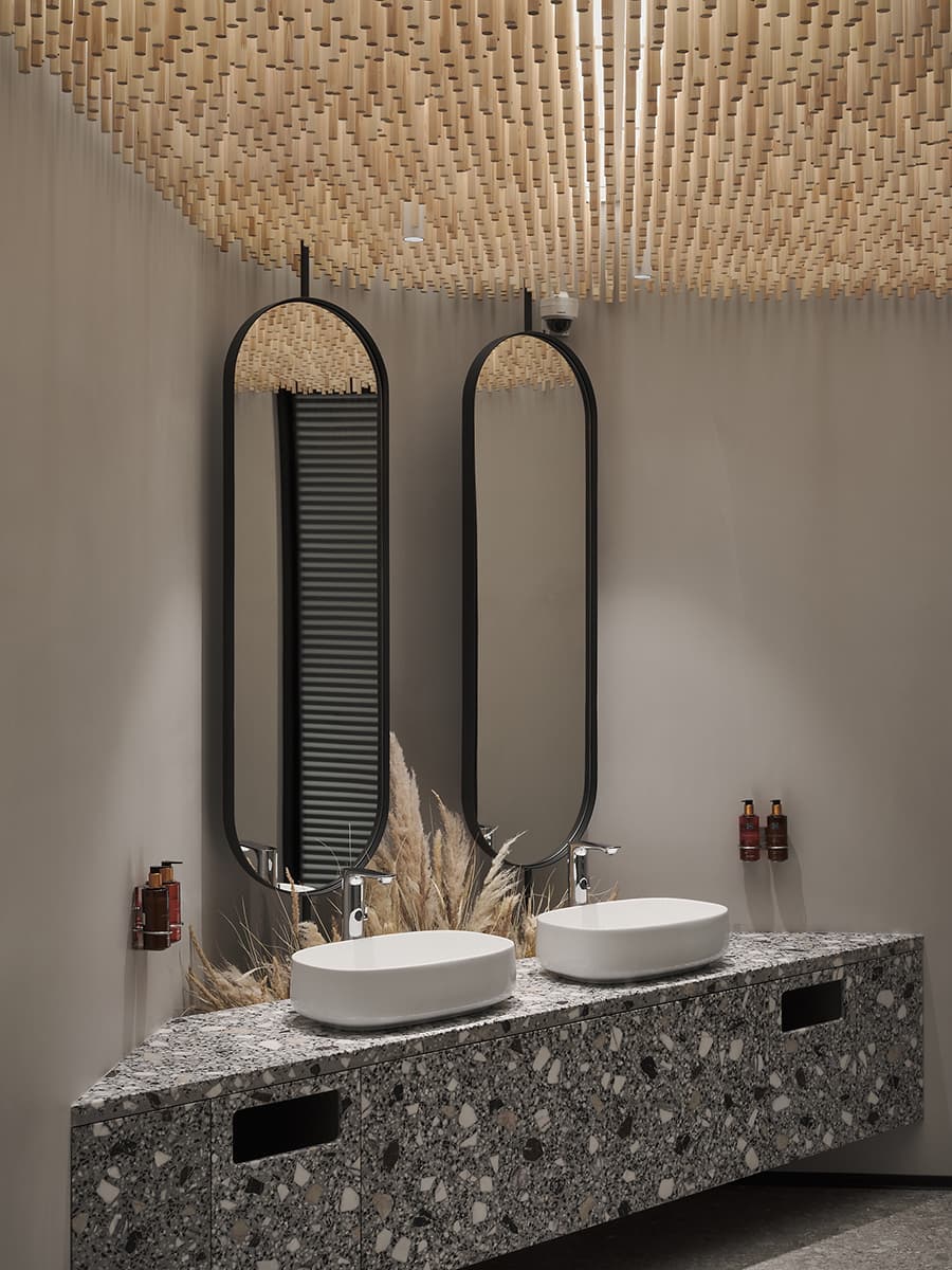 Единство стекла и дерева в интерьере отеля Karmann’s – проект Олеси Левкович