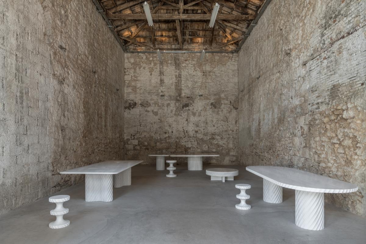 Индия Мадави разработала мраморную мебель для афинской галереи Carwan