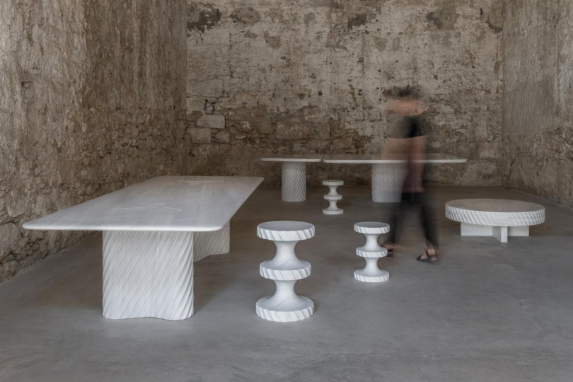 Индия Мадави разработала мраморную мебель для афинской галереи Carwan
