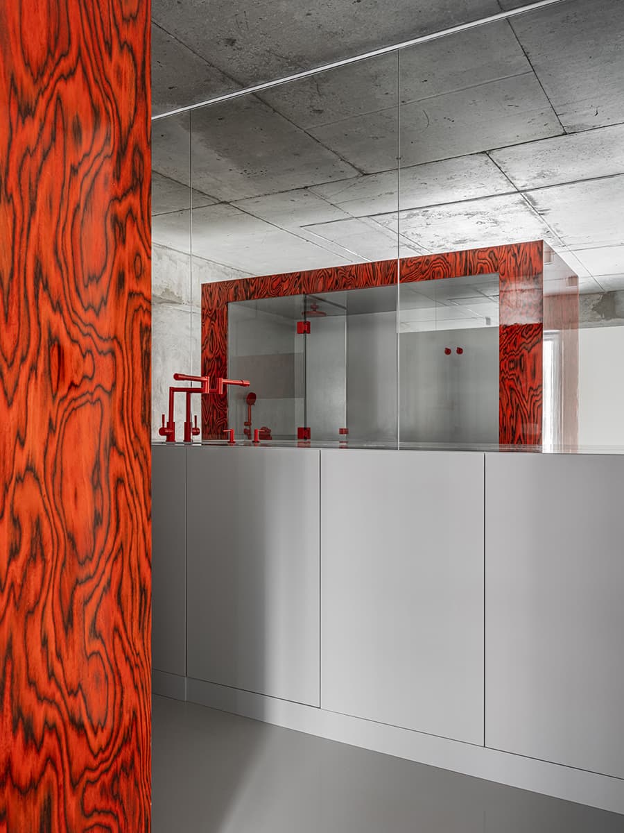 Интерьер апартаментов с активными деталями и материалами – проект Елены Локастовой