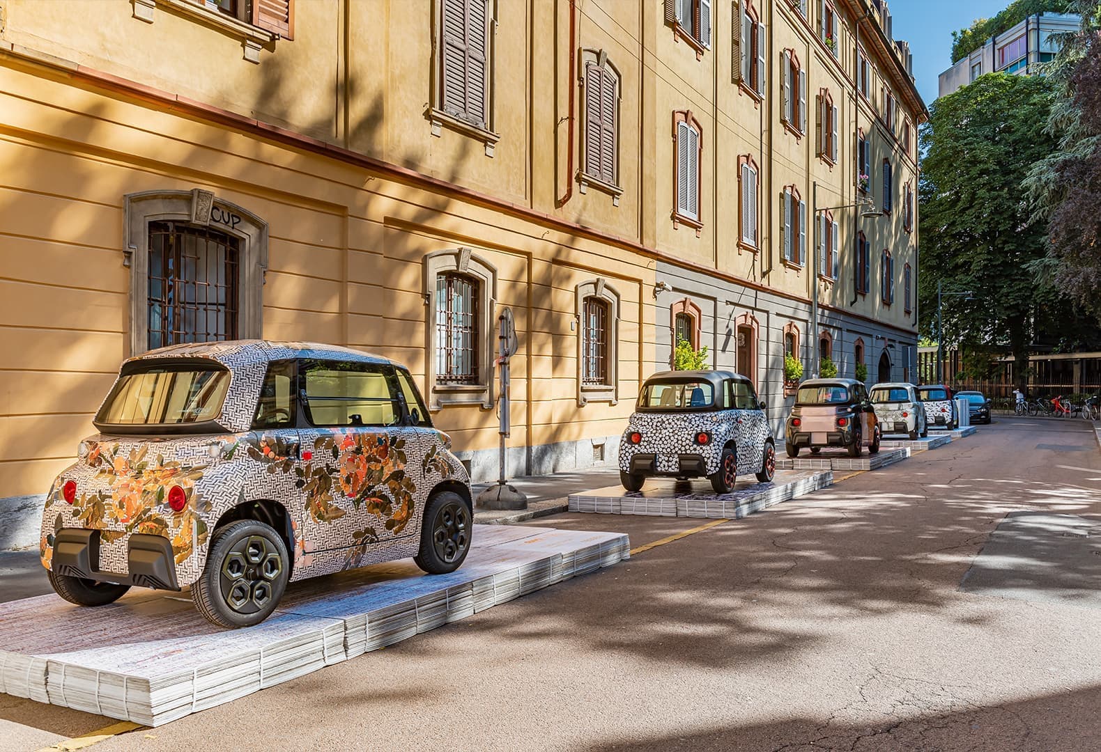 Красочные автомобили Citroën AMI, Rossana Orlandi. Фото: Andrea Ceriani
