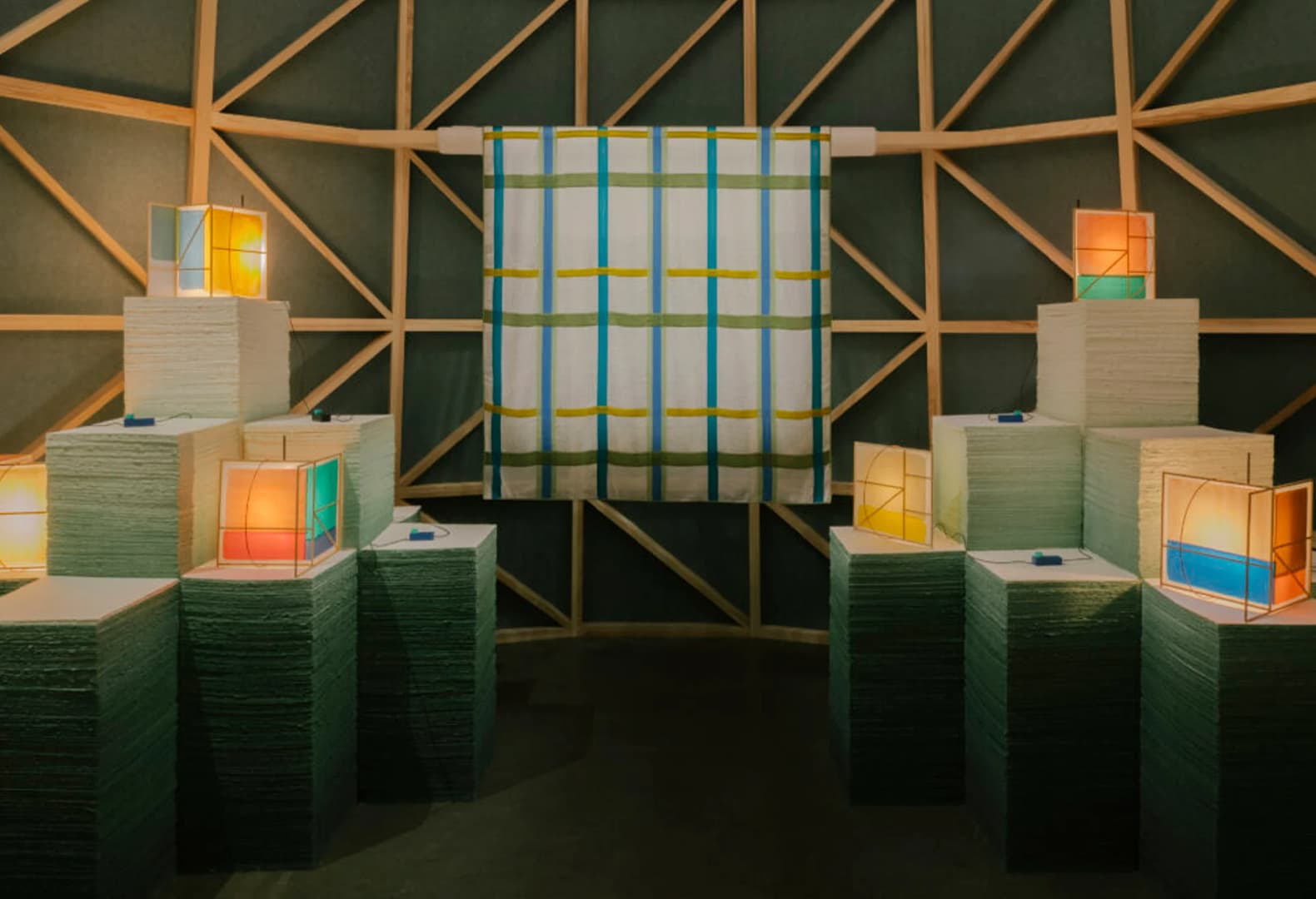 «Водонапорные башни» из цветной бумаги, Hermès. Фото: Hermès