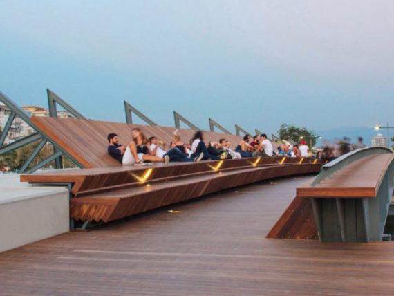 Архитекторы проложили мост через залив Бостанли, чтобы смотреть на закат