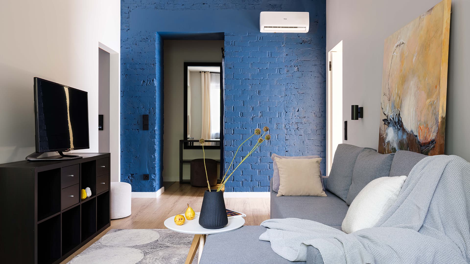 Уютный интерьер с доминирующим синим цветом – проект бюро Archistories