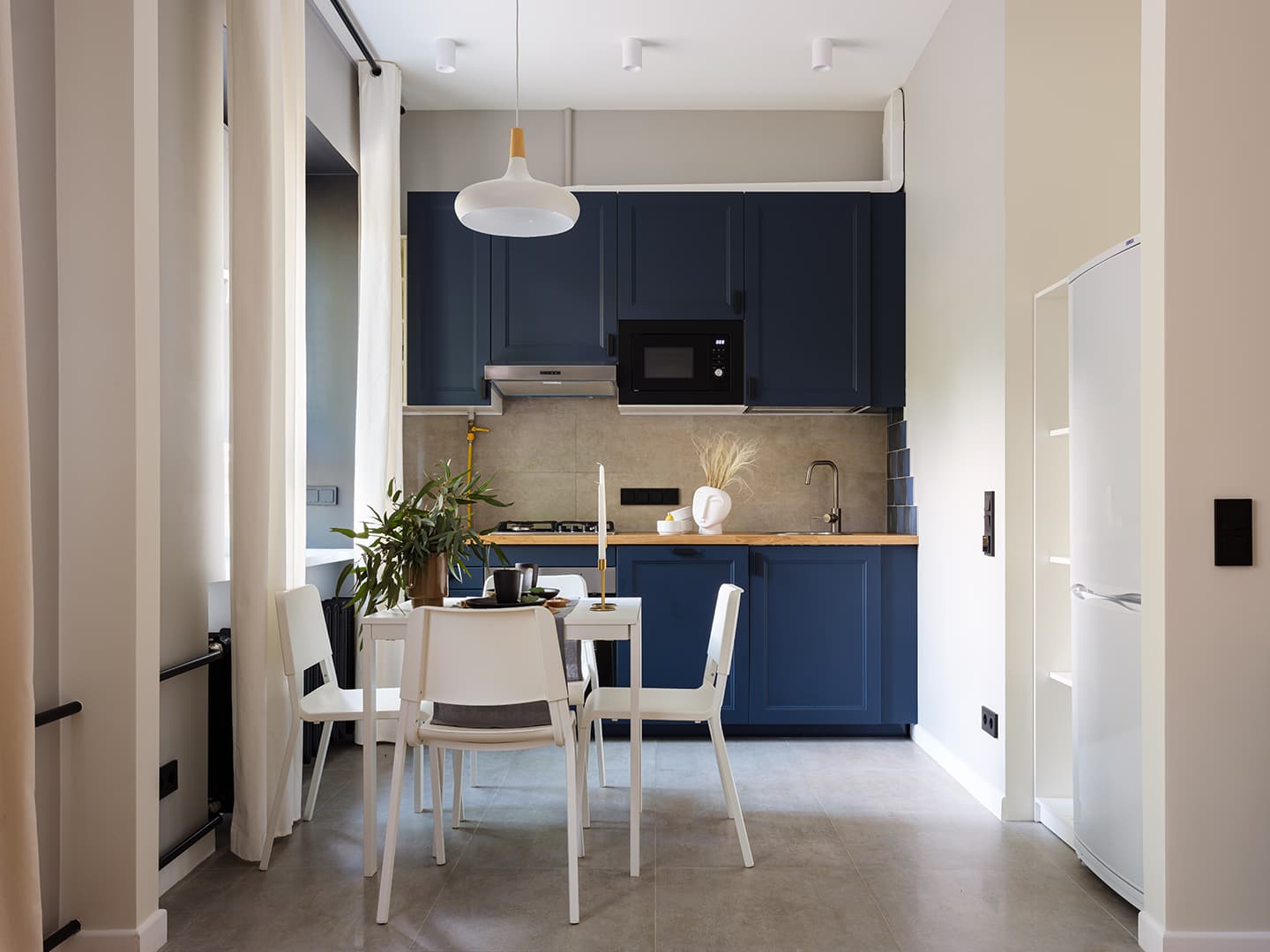 Уютный интерьер с доминирующим синим цветом – проект бюро Archistories