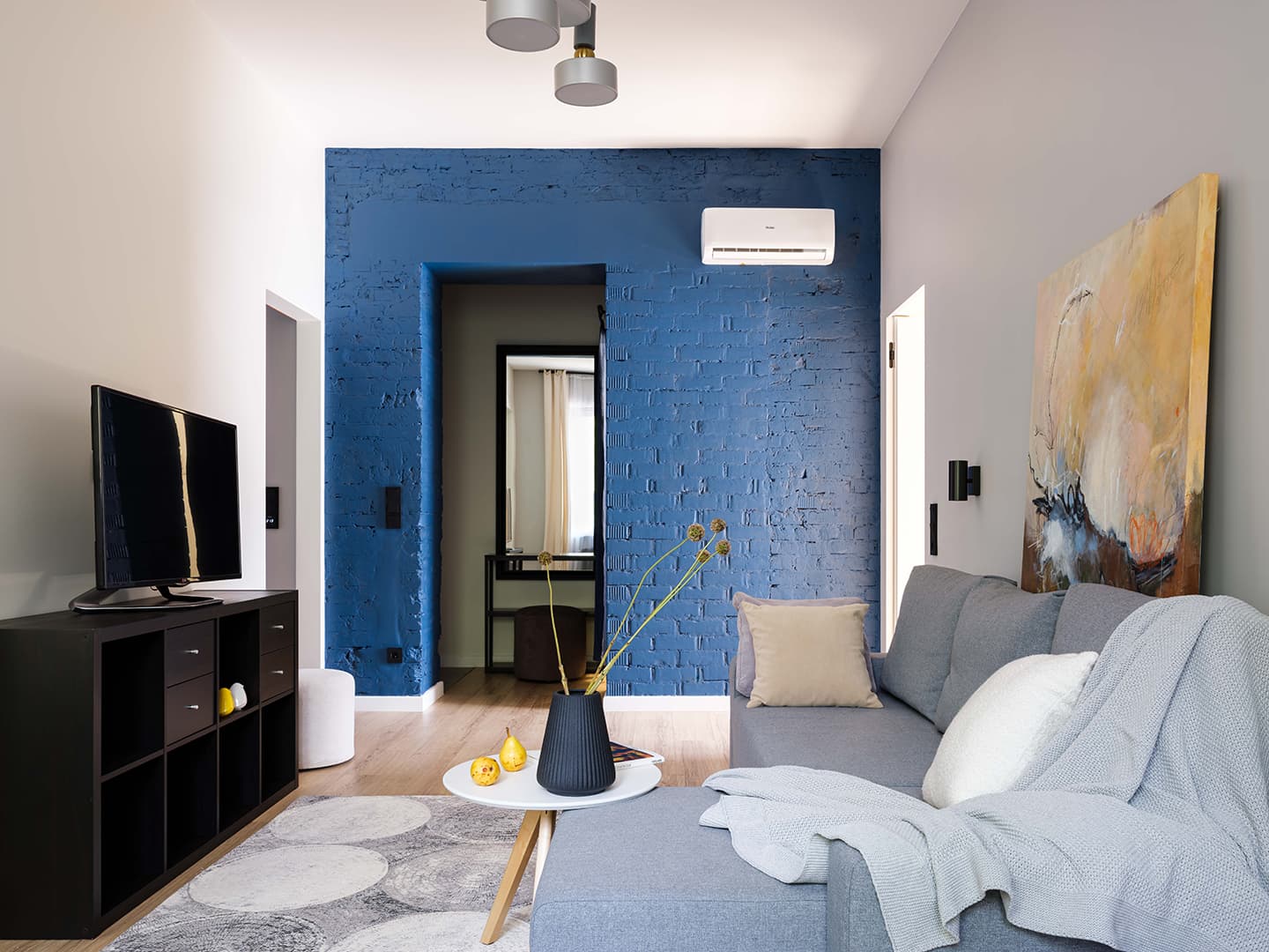 Уютный интерьер с доминирующим синим цветом – проект бюро Archistories