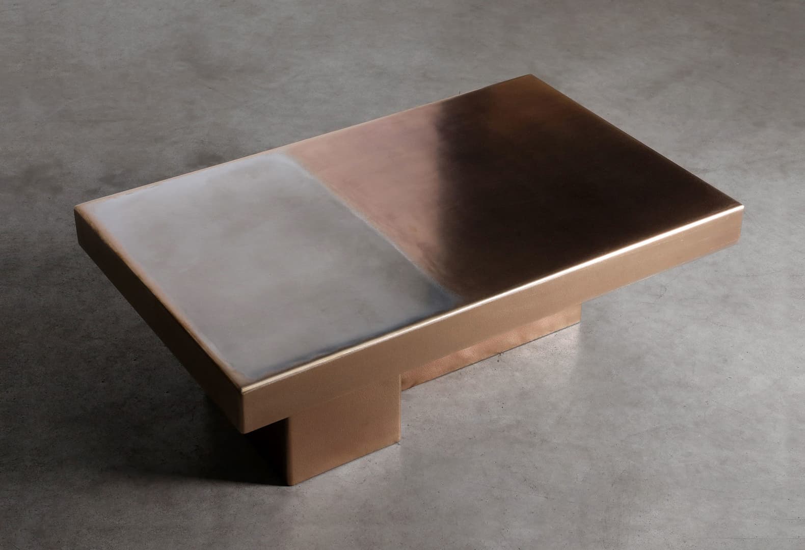 Марцин Русак. Журнальный столик из серии Merging Metals