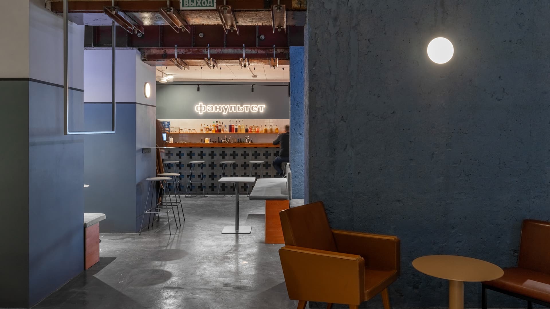 Интерьер кафе-бара с авангардистским характером – проект дизайн-бюро Zavod11