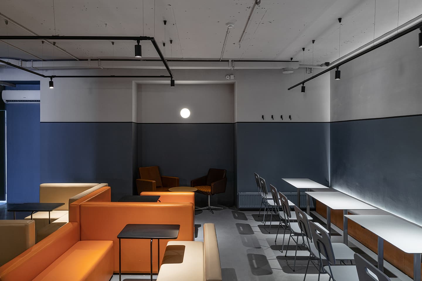 Интерьер кафе-бара с авангардистским характером – проект дизайн-бюро Zavod11