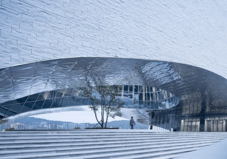 Китайские архитекторы построили музей с городской площадью внутри