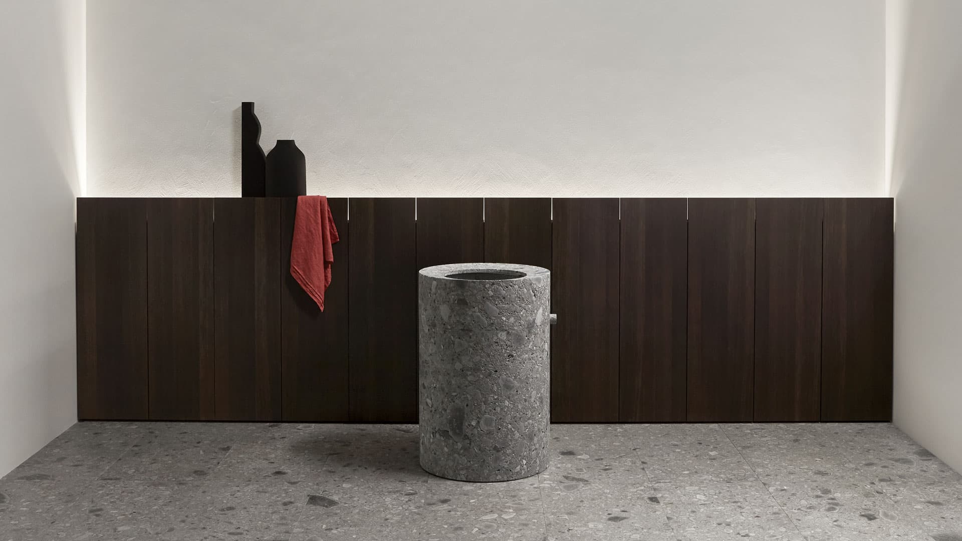 Сдержанная роскошь, устойчивые материалы и комфорт: какие новинки для ванных комнат представили бренды в Милане