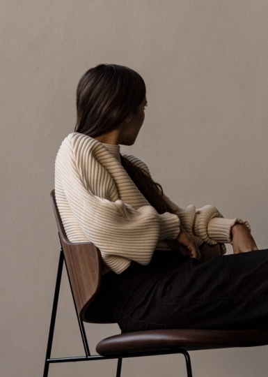 Датский бренд MENU переиздает стул по дизайну Иба Кофода Ларсена
