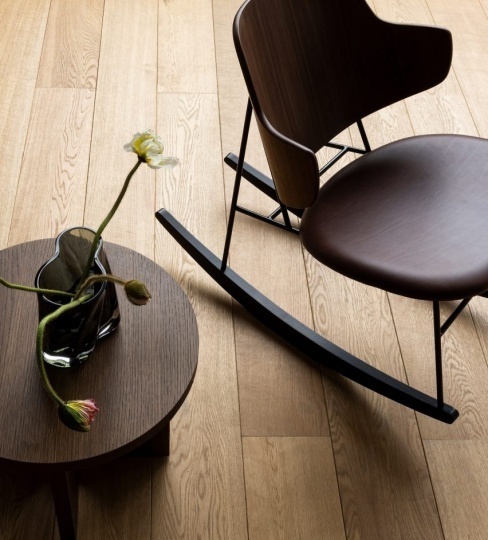 Датский бренд MENU переиздает стул по дизайну Иба Кофода Ларсена