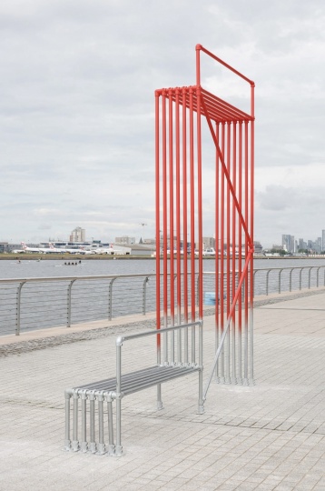 Работы победителей конкурса Pews and Perches украсили район Royal Docks в Лондоне