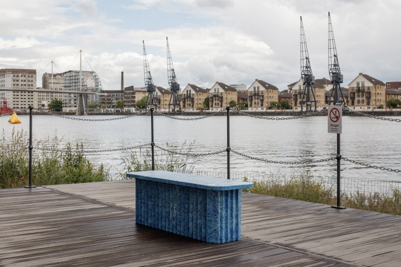 Работы победителей конкурса Pews and Perches украсили район Royal Docks в Лондоне