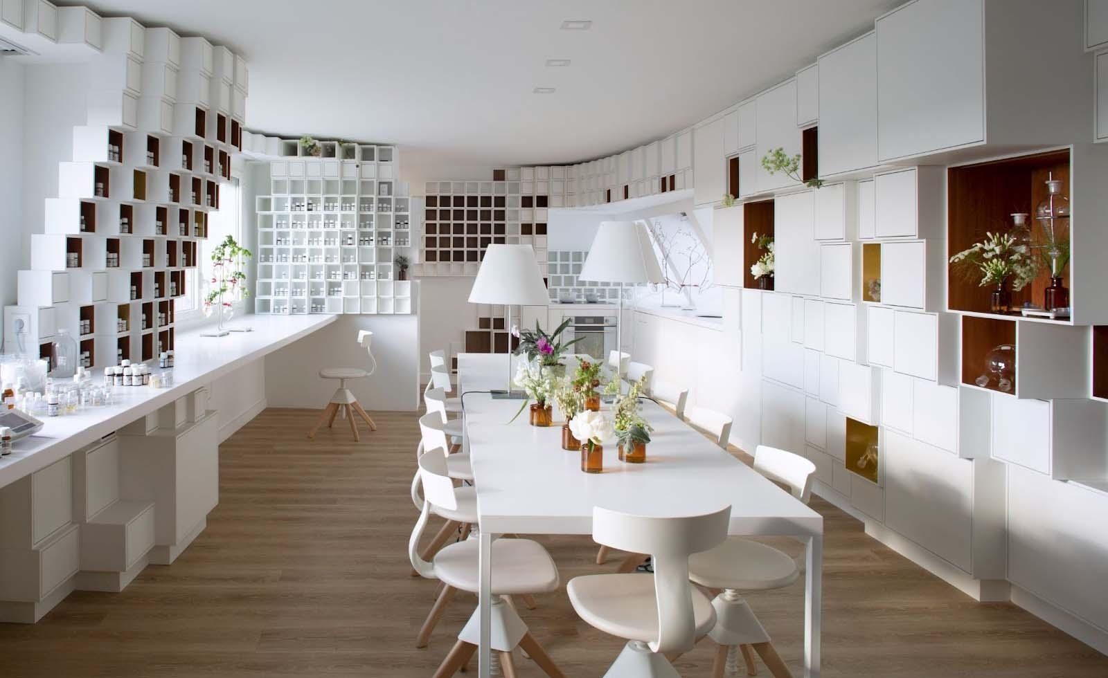 Новая парфюмерная лаборатория Cartier в стиле уютной парижской квартиры