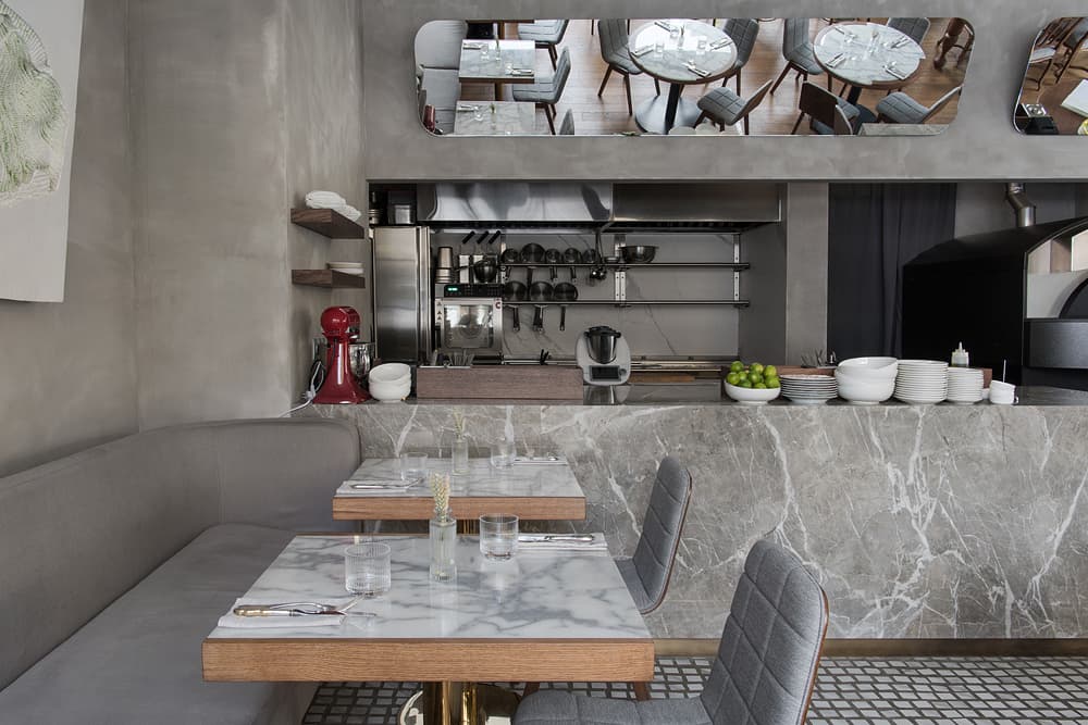 Дерево, мрамор и латунь в интерьере небольшого бистро – проект бюро ARCHPOINT