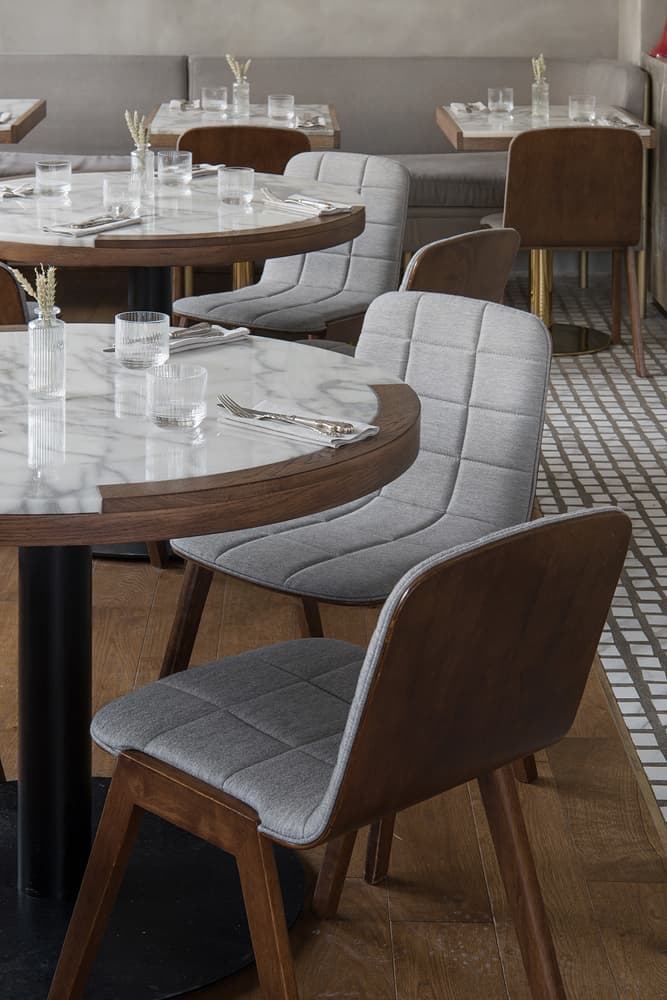 Дерево, мрамор и латунь в интерьере небольшого бистро – проект бюро ARCHPOINT