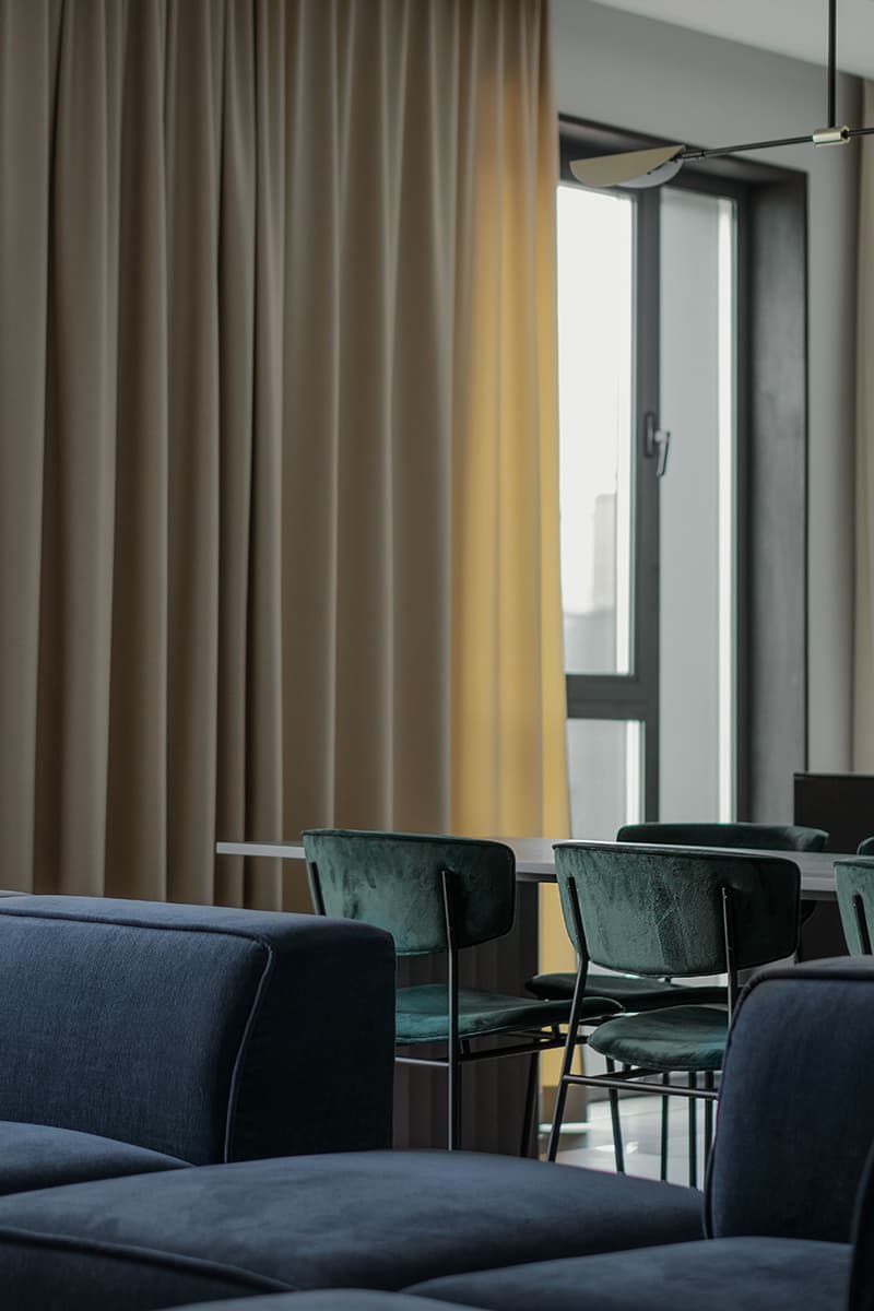 Интерьер семейного дома с мраморными акцентами – проект Саши Гамолина