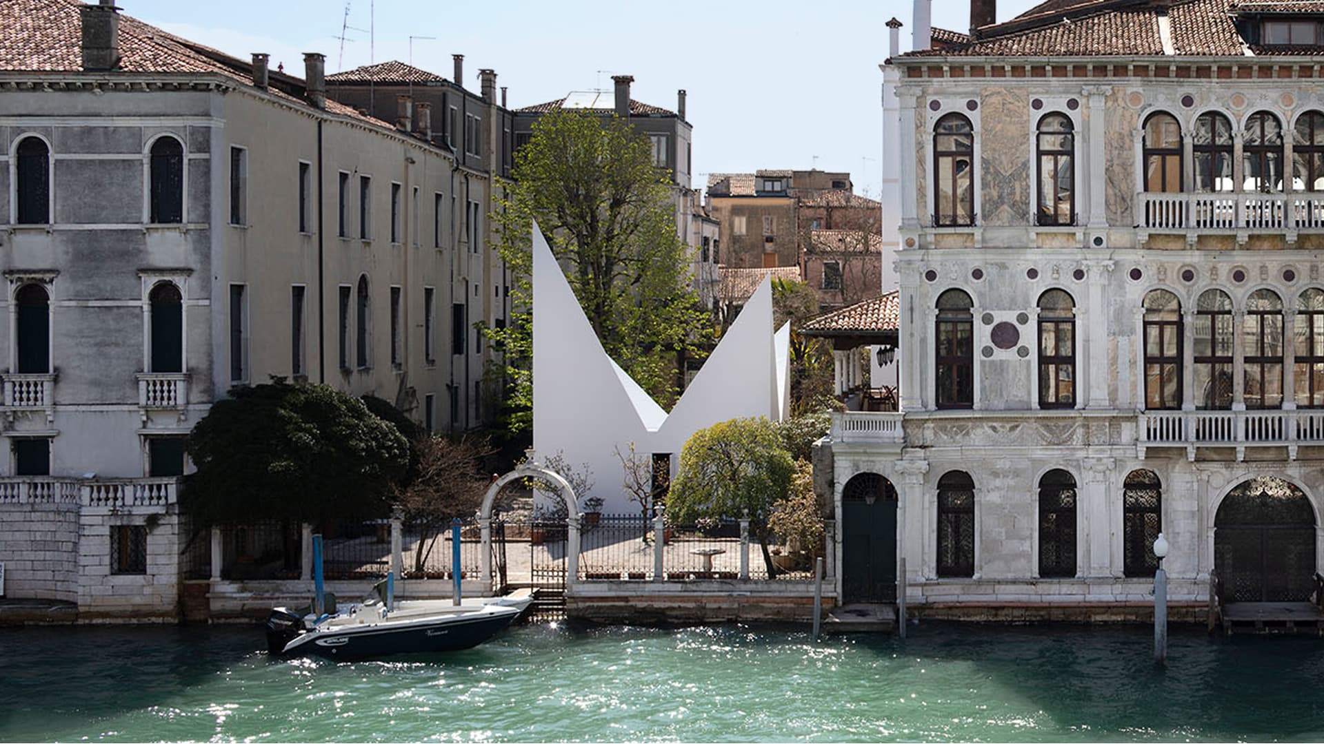 Остров искусства: 6 инсталляций Венецианской биеннале, которые можно увидеть прямо сейчас