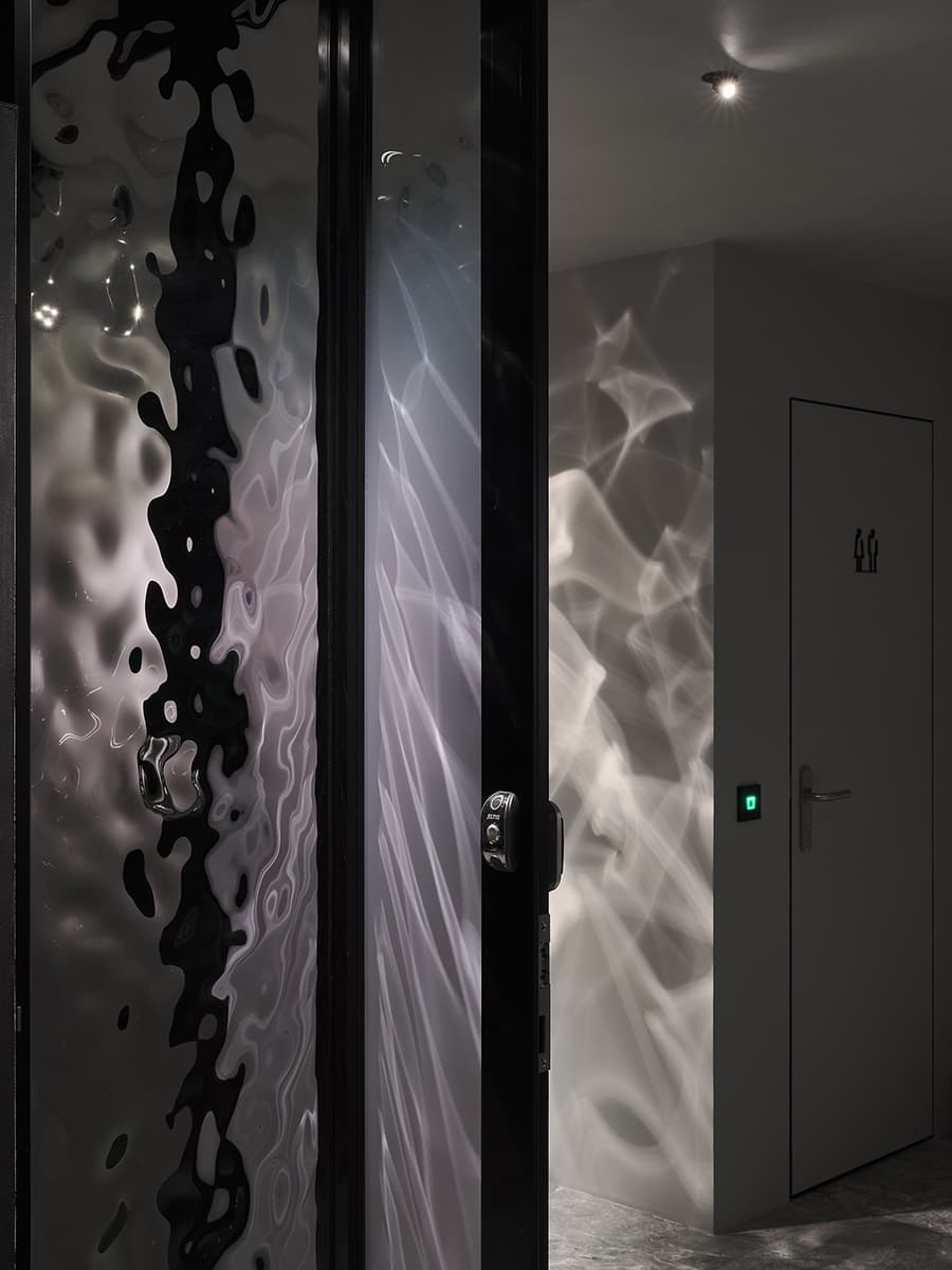 Интерьер подземного SPA-центра, вдохновленный горным озером – проект Levkovich Architects