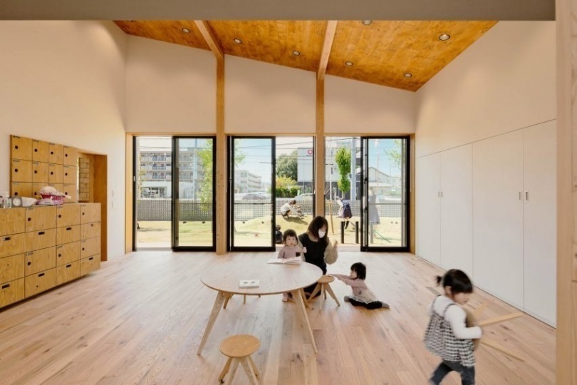 Японские архитекторы построили детский сад, который реагирует на смену времен года
