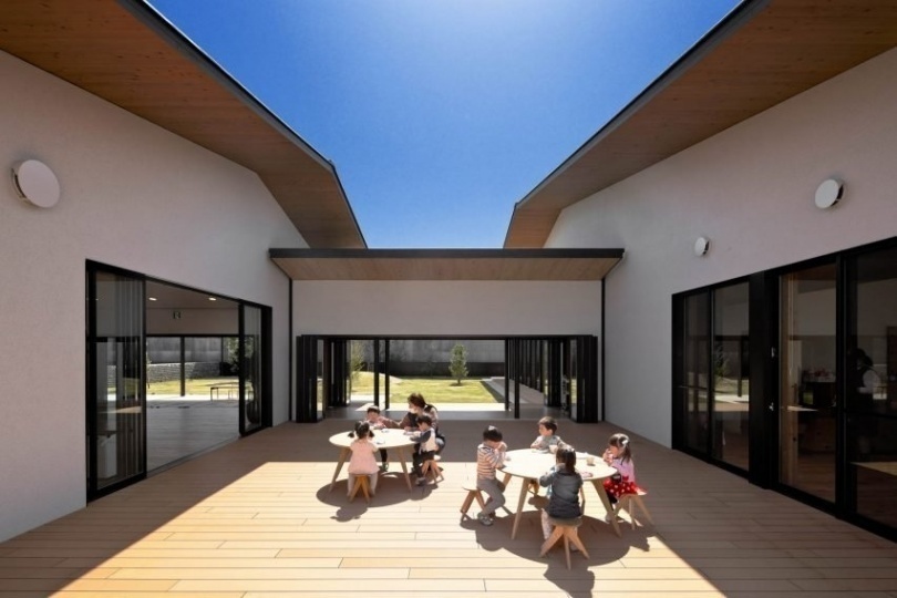 Японские архитекторы построили детский сад, который реагирует на смену времен года