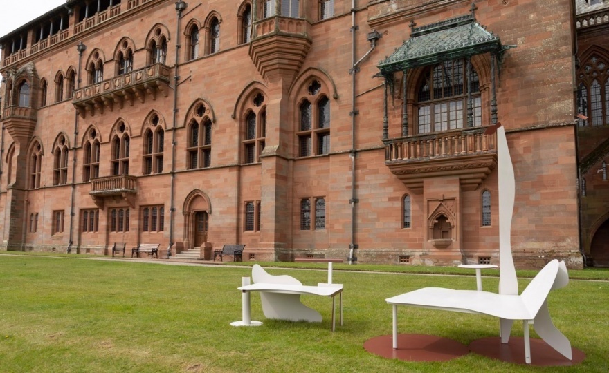 Шотландские дизайнеры переосмыслили традиционные парковые скамейки