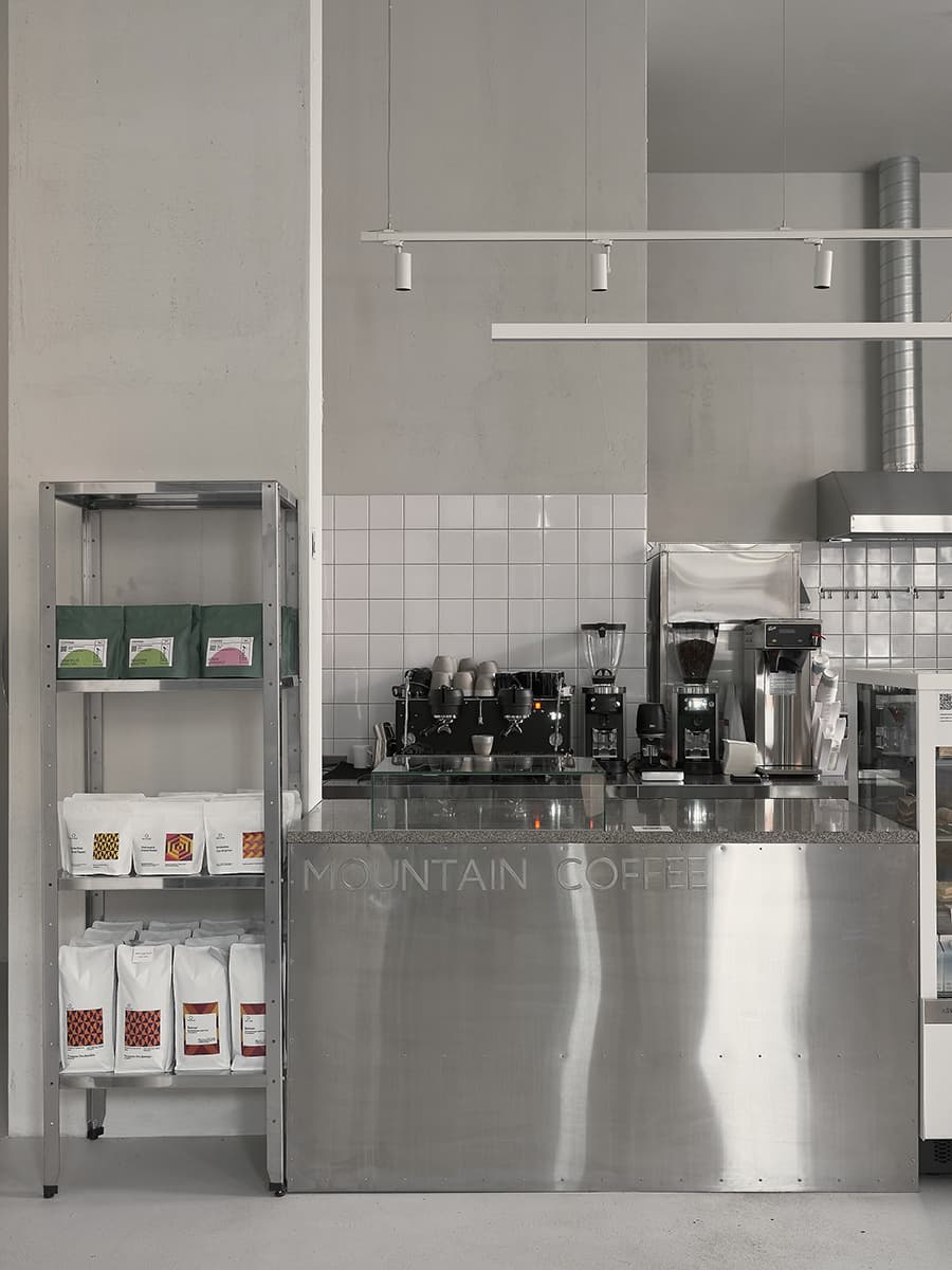 Монохромный интерьер кофейни в культурной столице – проект Кати Ростовой