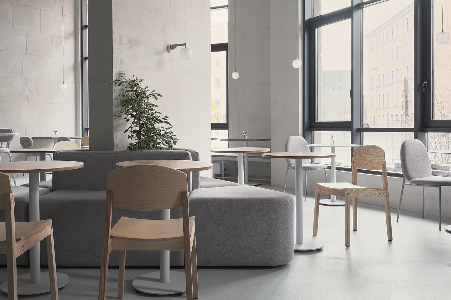 Монохромный интерьер кофейни в культурной столице – проект Кати Ростовой