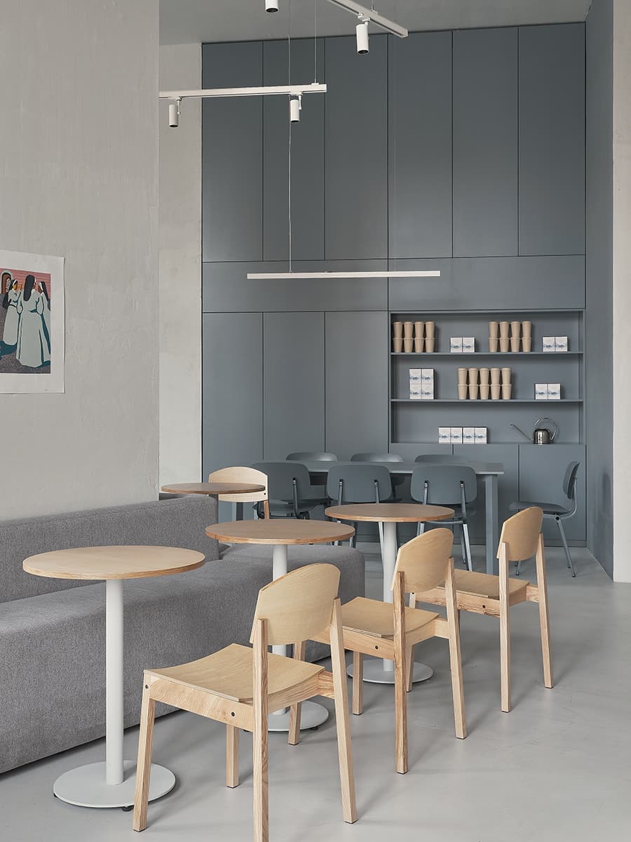 Монохромный интерьер кофейни в культурной столице – проект Кати Ростовой