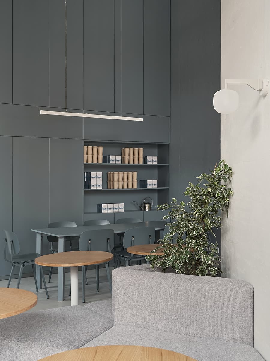 Монохромный интерьер кофейни в культурной столице – проект Кати Ростовой