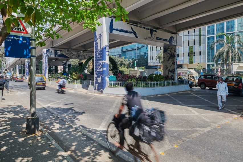 Студия MVRDV спроектировала парк под бетонной эстакадой в Мумбаи