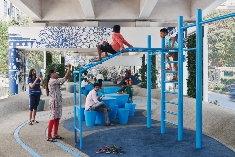 Студия MVRDV спроектировала парк под бетонной эстакадой в Мумбаи