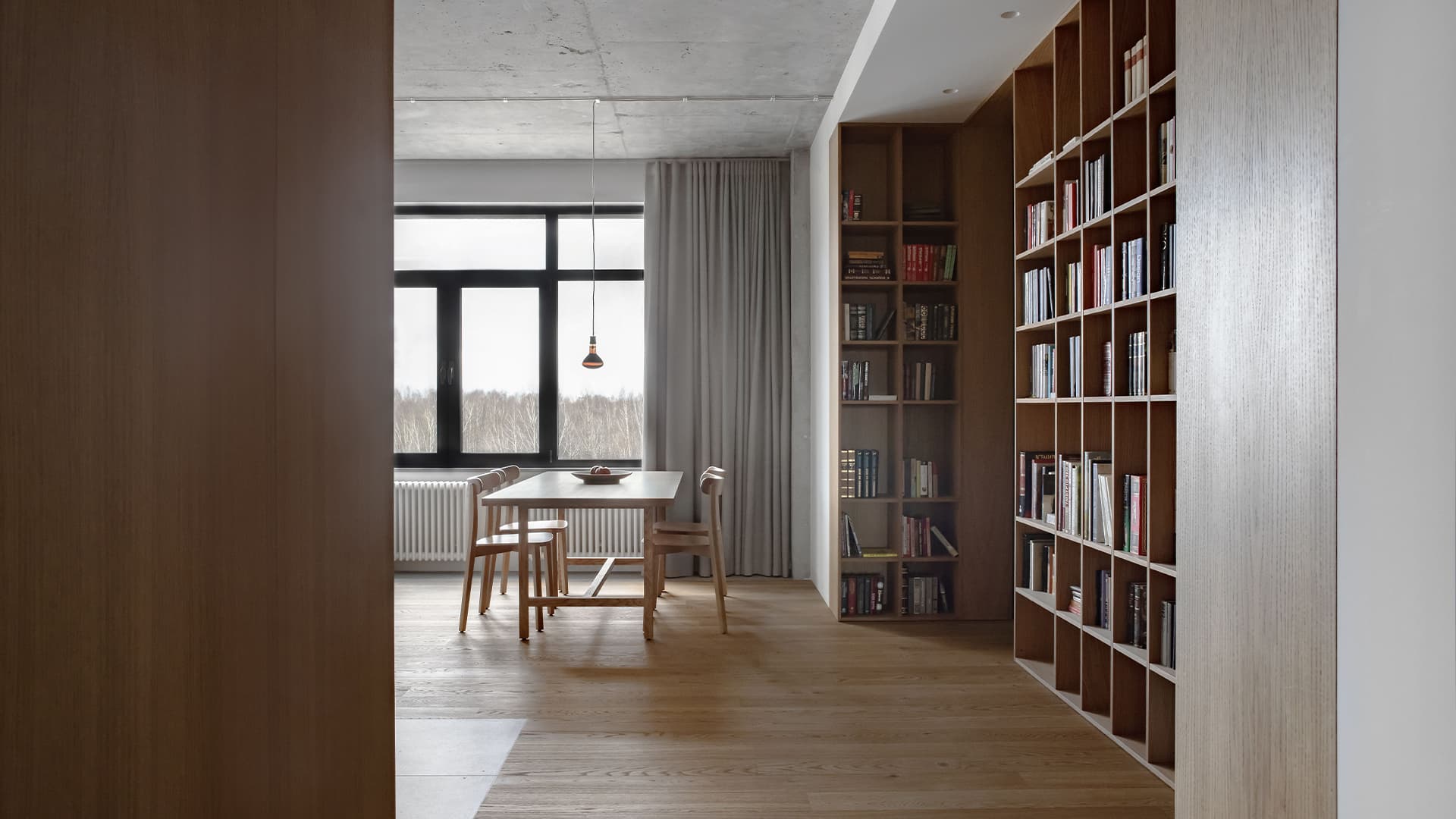 Контраст грубых материалов и теплых фактур в интерьере квартиры – проект DUDES Architects