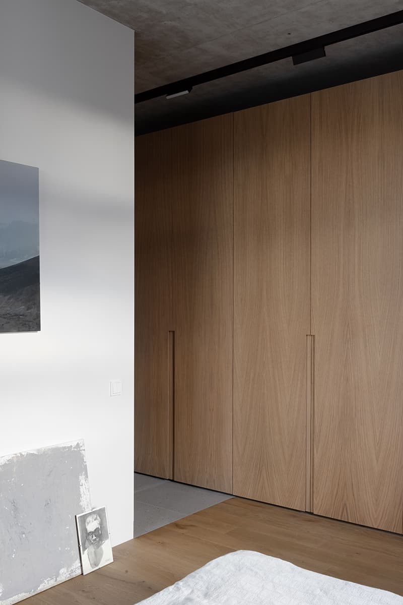 Контраст грубых материалов и теплых фактур в интерьере квартиры – проект DUDES Architects