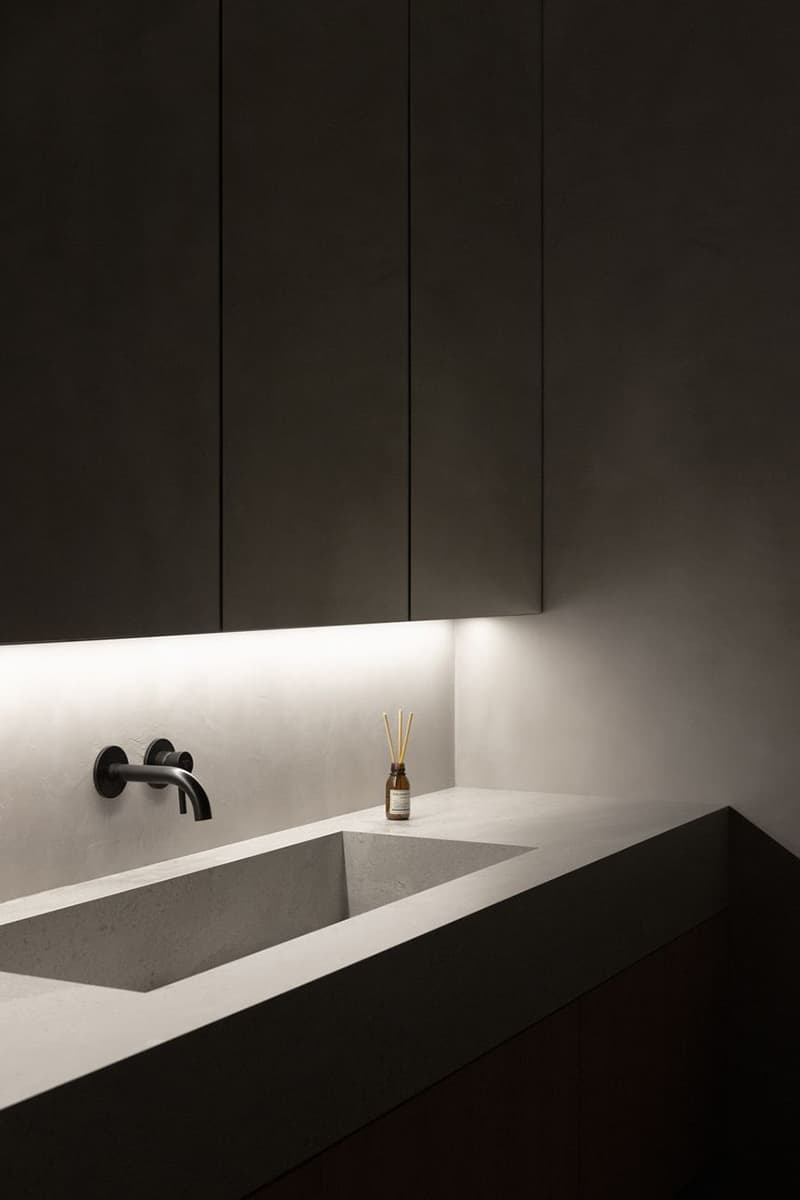 Контраст грубых материалов и теплых фактур в интерьере квартиры – проект DUDES Architects