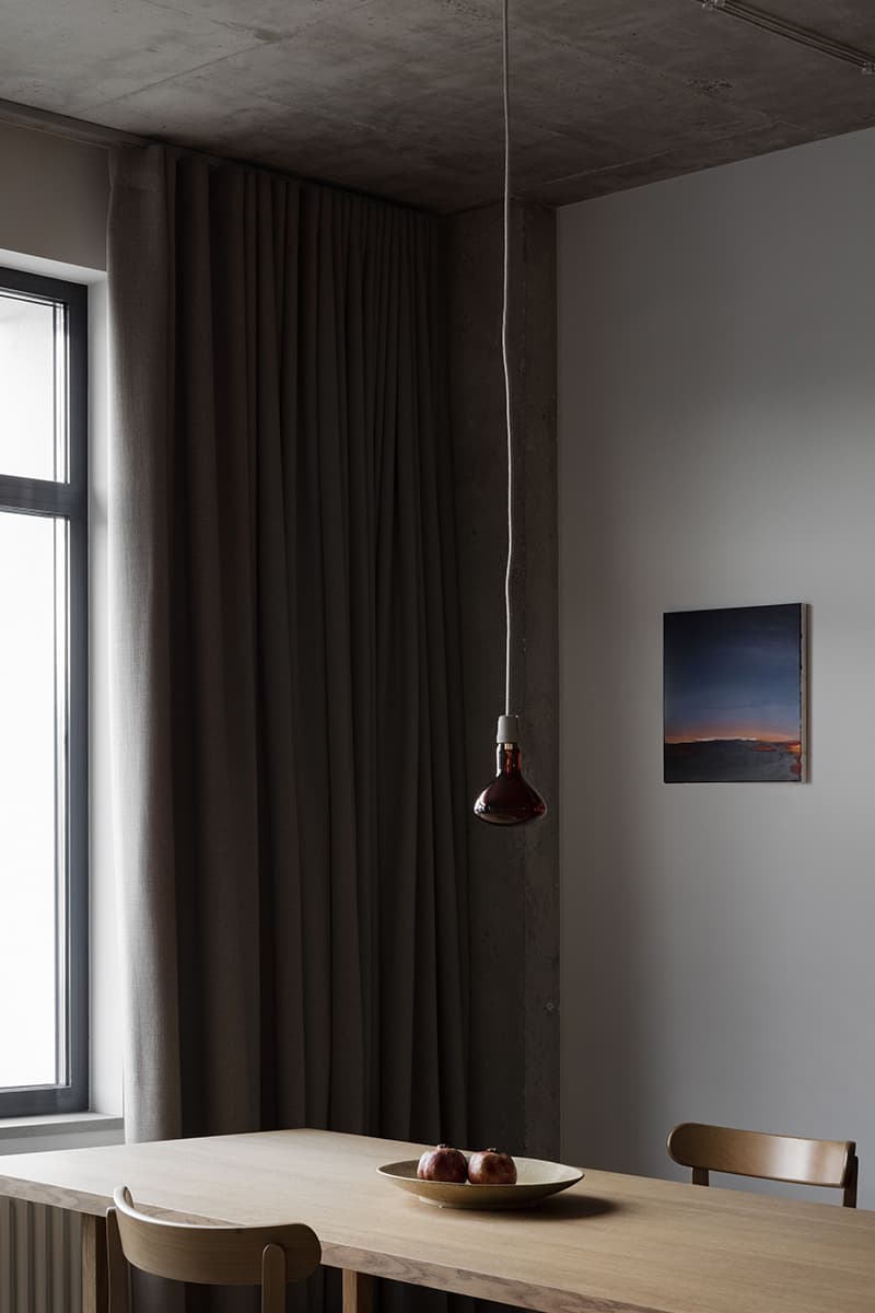 Контраст грубых материалов и теплых фактур в интерьере квартиры – проект DUDES Architects