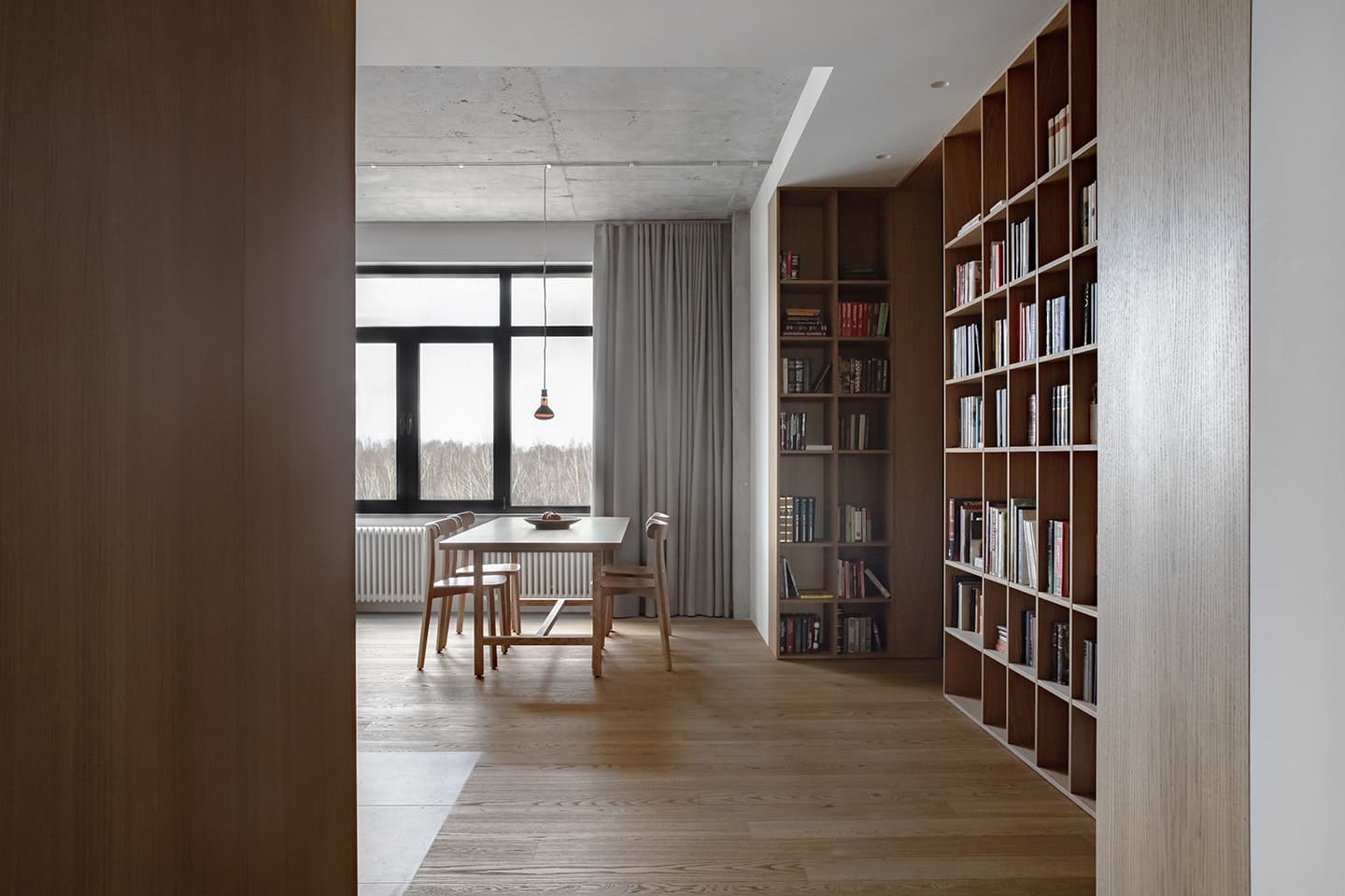 Контраст грубых материалов и теплых фактур в интерьере квартиры – проект DUDES Architects