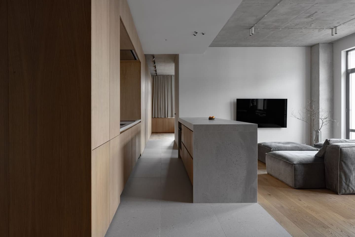 Контраст грубых материалов и теплых фактур в интерьере квартиры – проект DUDES Architects