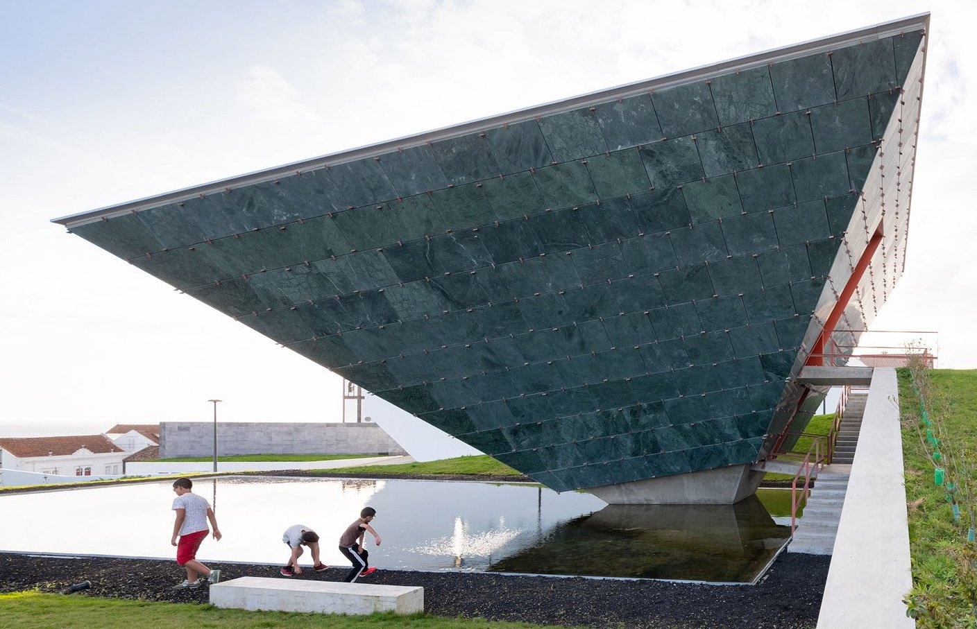 Португальская студия построила часовню в виде перевернутой пирамиды