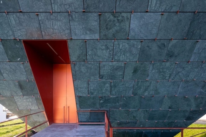Португальская студия построила часовню в виде перевернутой пирамиды