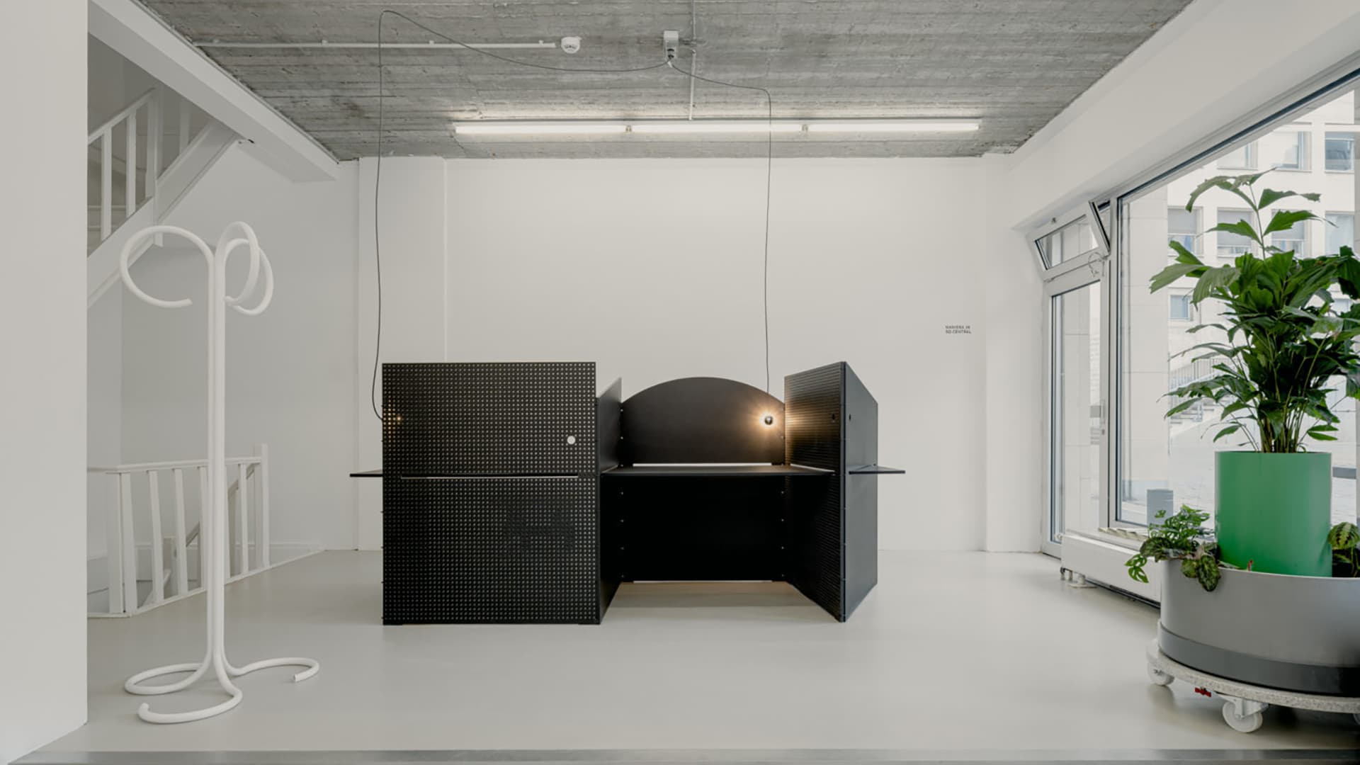 Коллаборация двенадцати дизайнеров в интерьере бельгийского офиса – проект галереи MANIERA