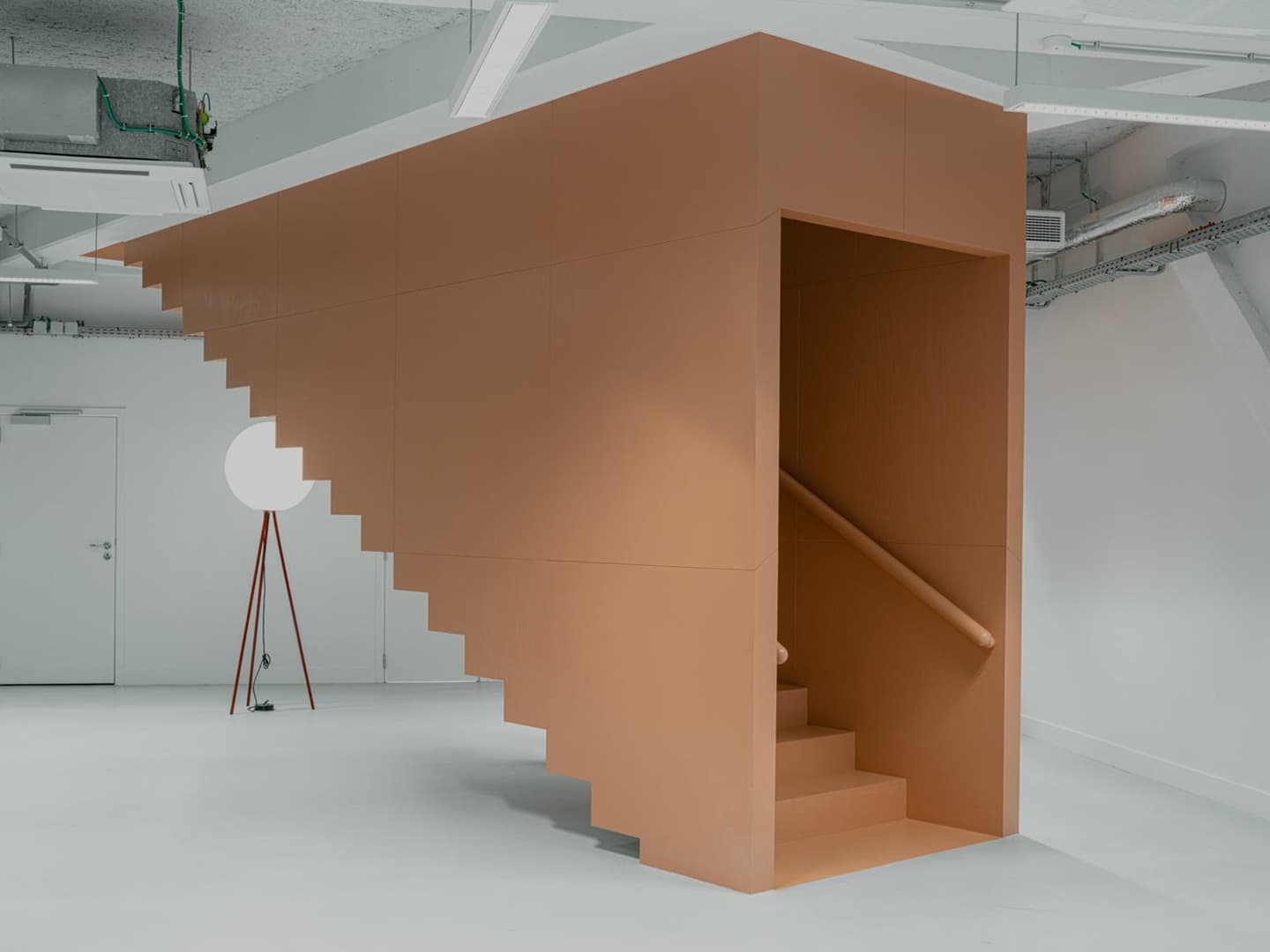 Коллаборация двенадцати дизайнеров в интерьере бельгийского офиса – проект галереи MANIERA