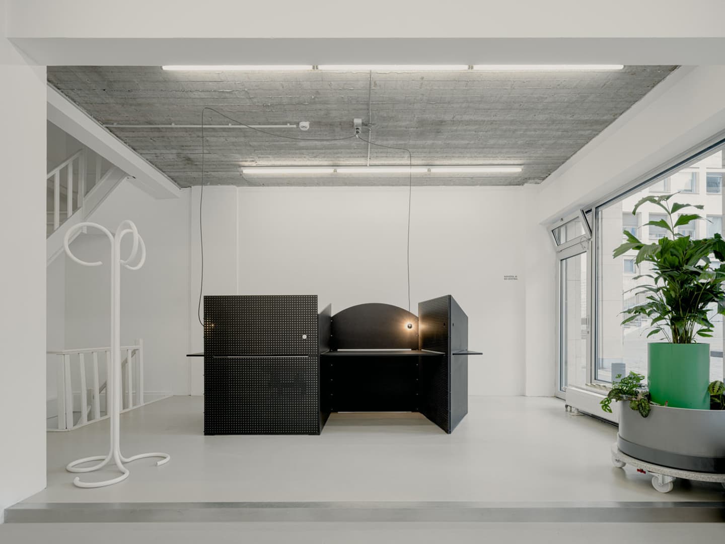 Коллаборация двенадцати дизайнеров в интерьере бельгийского офиса – проект галереи MANIERA